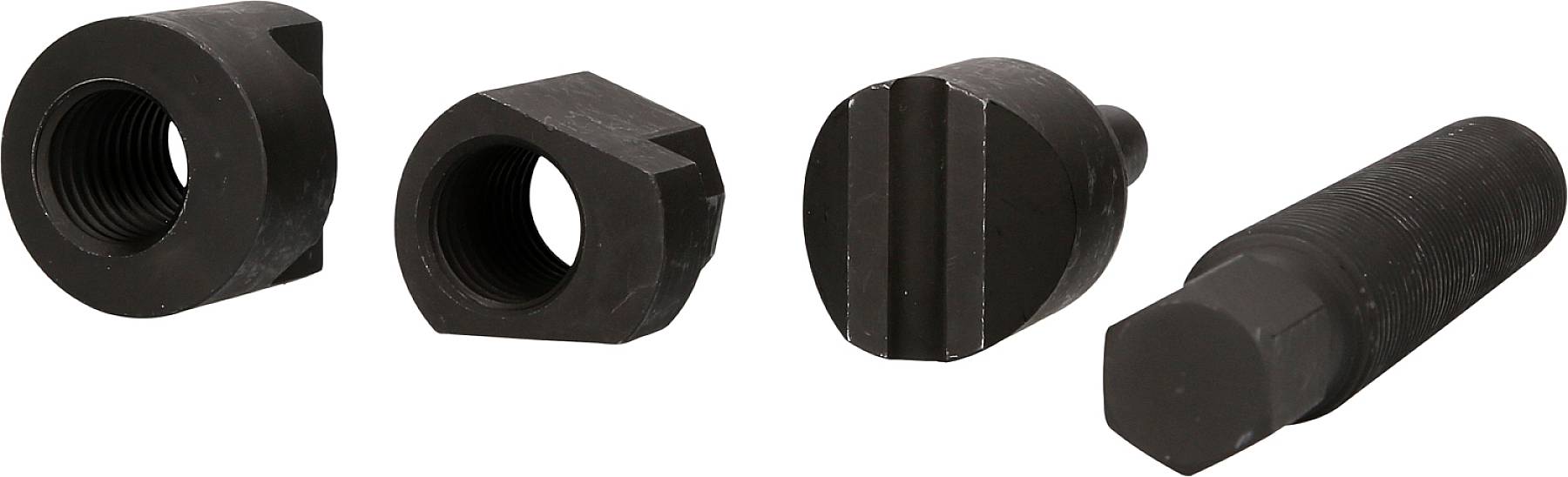 Vier verschiedene Metallwerkstücke, die Teile einer mechanischen Befestigung oder Halterung darstellen, auf weißem Hintergrund.