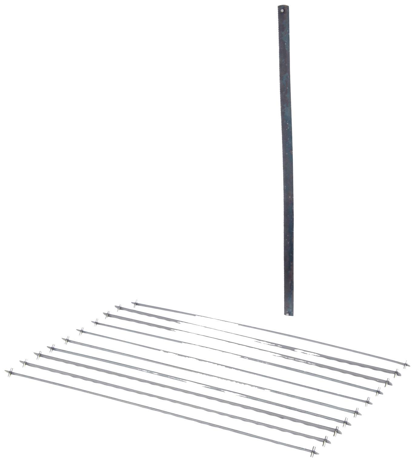 Neun horizontale Metallstangen auf Boden, senkrechter Metallstab daneben.