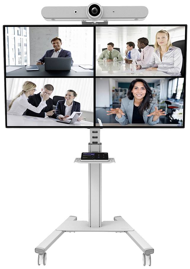 Monitor zeigt vier Konferenzteilnehmer in virtueller Besprechung. Alle interagieren aktiv. Bildschirm steht auf mobilem Ständer mit Kamera.