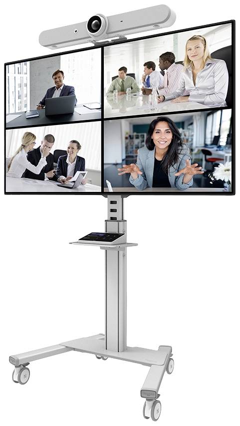 Videokonferenz-Setup mit vier Bildschirmen auf einem Rollständer, darauf mehrere Personen in Geschäftsbesprechungen.