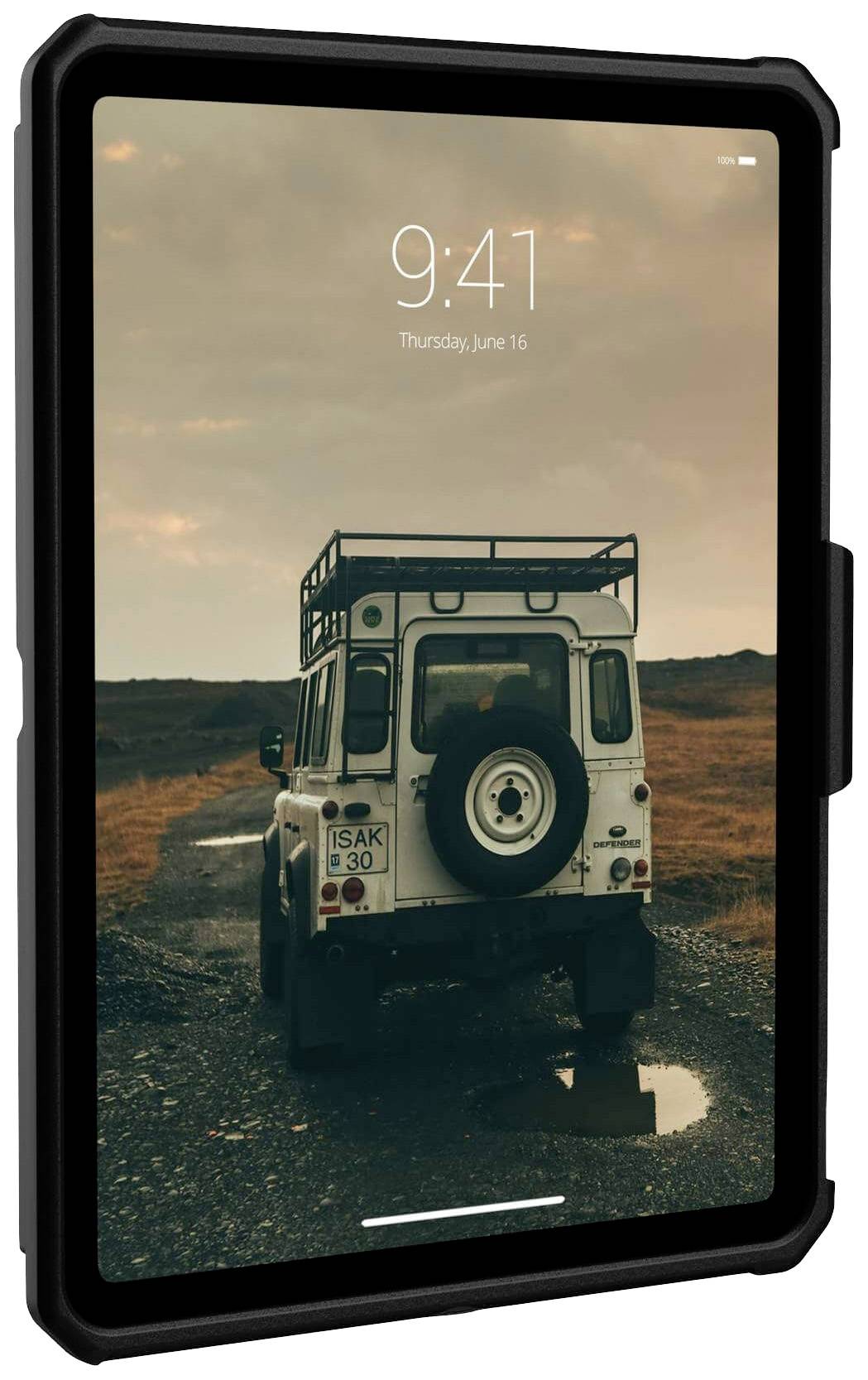 Tablet mit Bildschirmschoner: Ein Geländewagen auf einer ländlichen Straße bei Sonnenuntergang. Uhrzeit: 9:41, Datum: Donnerstag, 16. Juni.