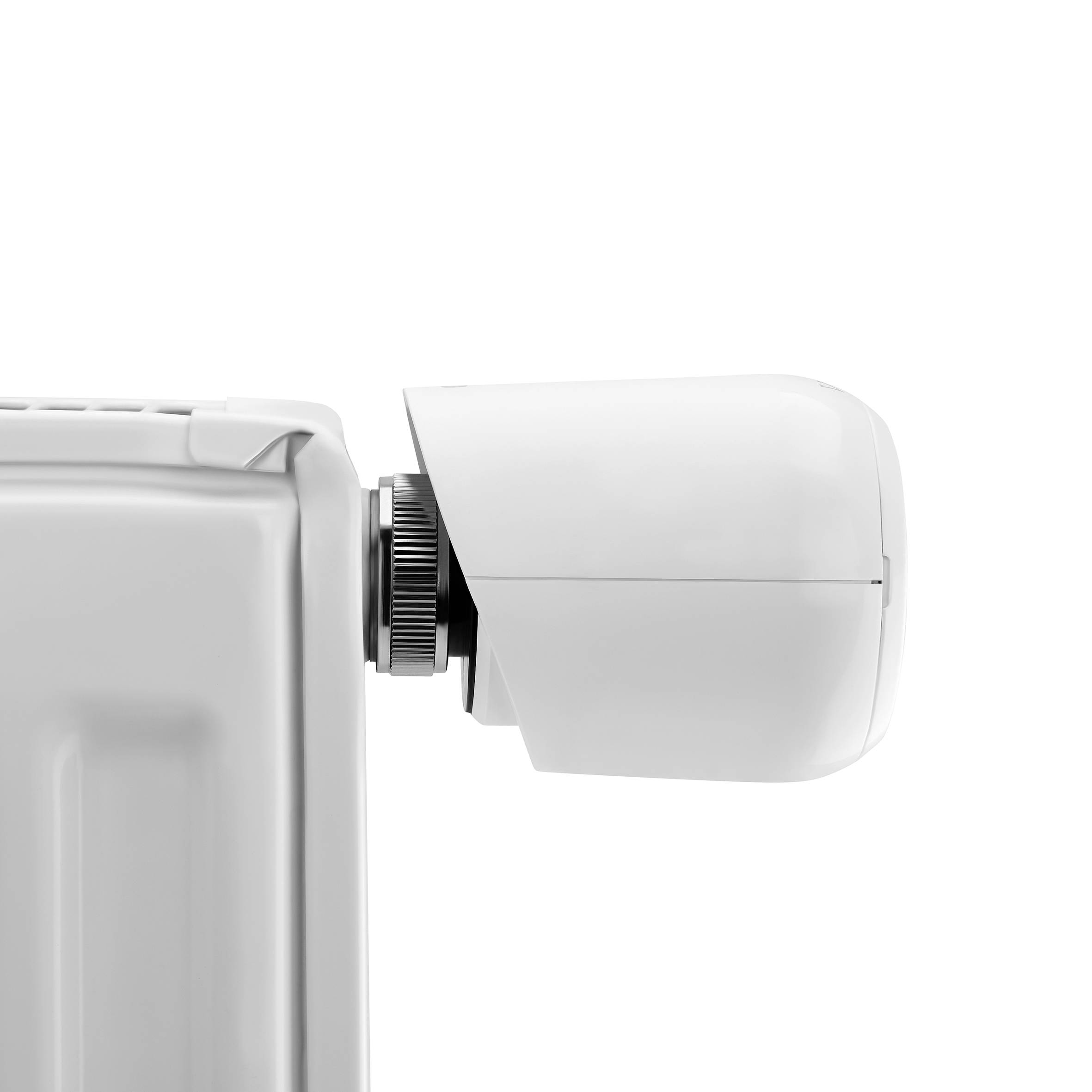 Ein weißer Heizkörper mit einem Thermostatventil an der rechten Seite.