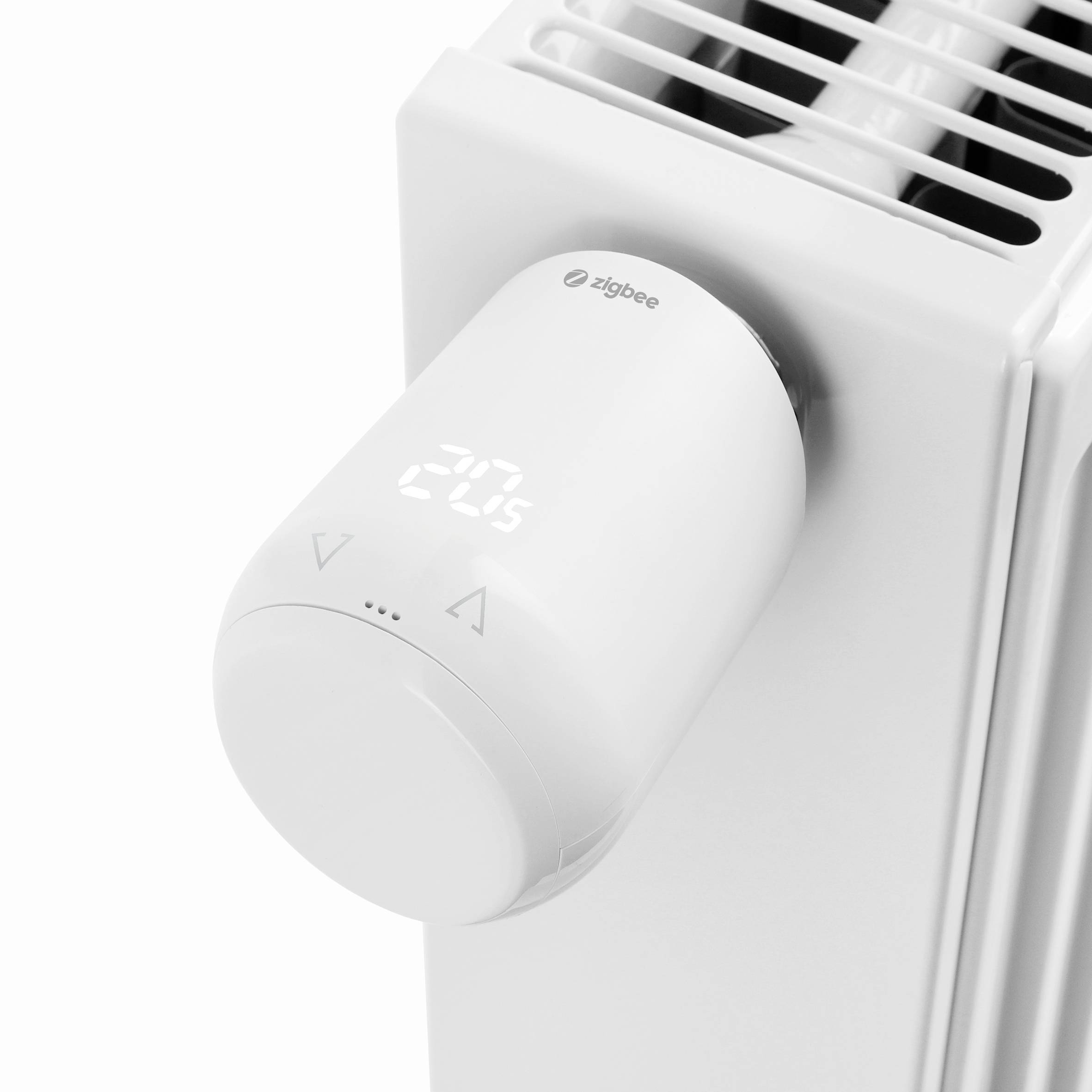 Nahaufnahme eines modernen, weißen Heizkörperthermostats mit digitaler Temperaturanzeige '20,5'.