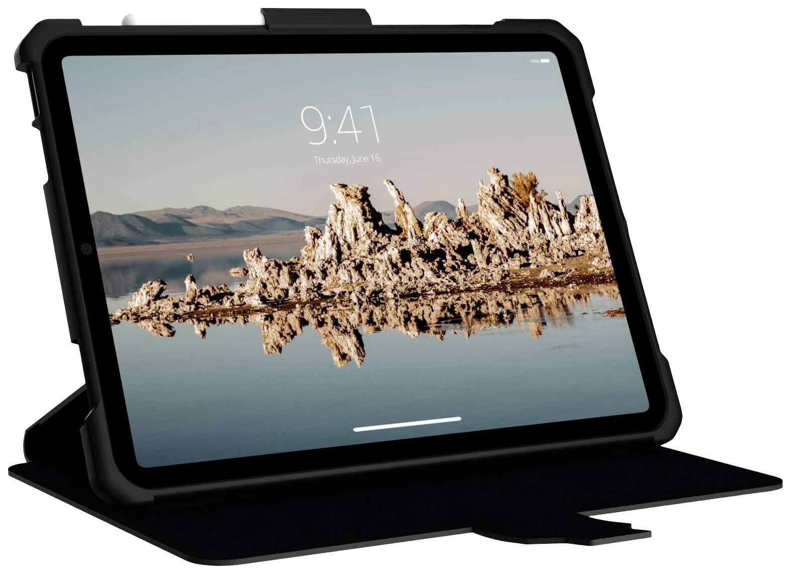 Tablet in schwarzer Hülle mit Landschaftsfoto auf dem Bildschirm, das Felsen in einem See zeigt. Uhrzeit auf dem Display ist 9:41.