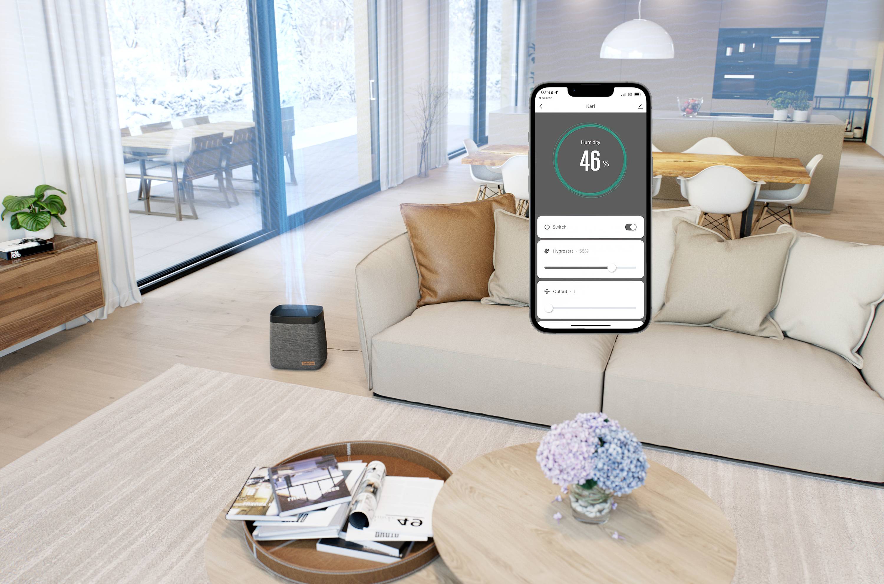 Wohnzimmer mit großen Fenstern. Ein Lautsprecher auf dem Tisch. Im Vordergrund schwebt ein Smartphone mit einer App-Anzeige.