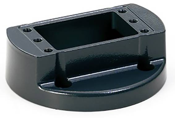 Schwarze Kunststoffhalterung mit rechteckiger Öffnung und sechs Schraubenlöchern, verwendet zur Befestigung von Geräten oder Teilen.