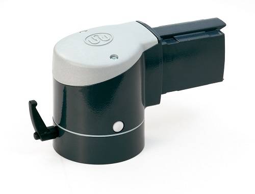 Ein schwarzer und silberner mechanischer Adapter mit einer Hebelvorrichtung, der für technische Verbindungen genutzt wird.