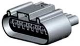 Ein Nahaufnahmebild eines metallischen USB-Type-C-Steckers, das seine ovale Form und die detaillierte Anordnung der Kontakte im Inneren zeigt.