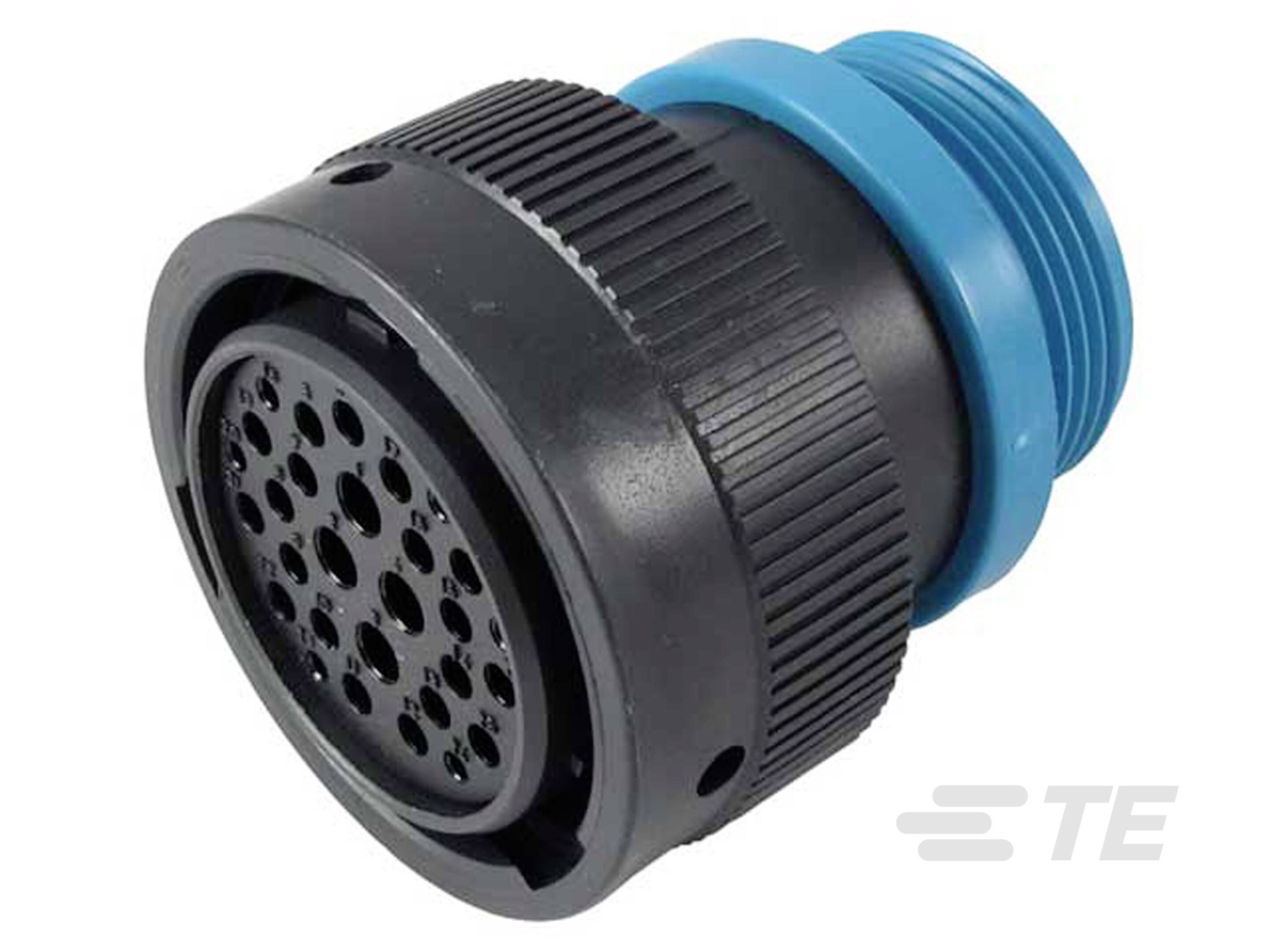 Ein runder, schwarzer Stecker mit blauem Befestigungsring und mehrfachen Pins in der Mitte. Das Logo 'TE' ist unten rechts sichtbar.
