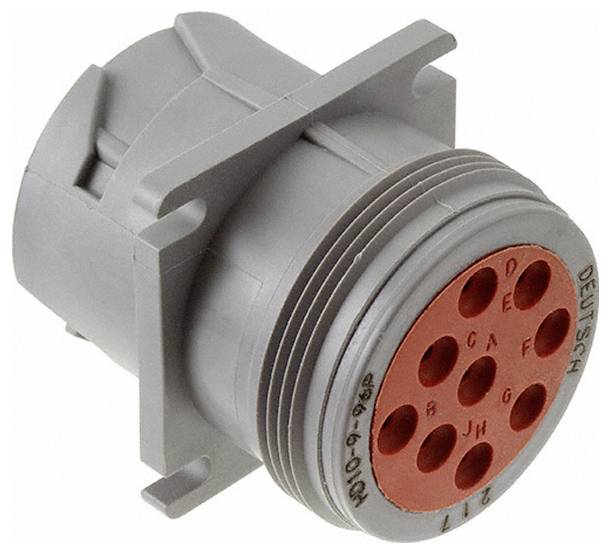 Ein grauer, zylindrischer Stecker mit einer roten Frontplatte mit mehreren Steckplätzen, die mit Buchstaben gekennzeichnet sind, für elektrische Anwendungen.