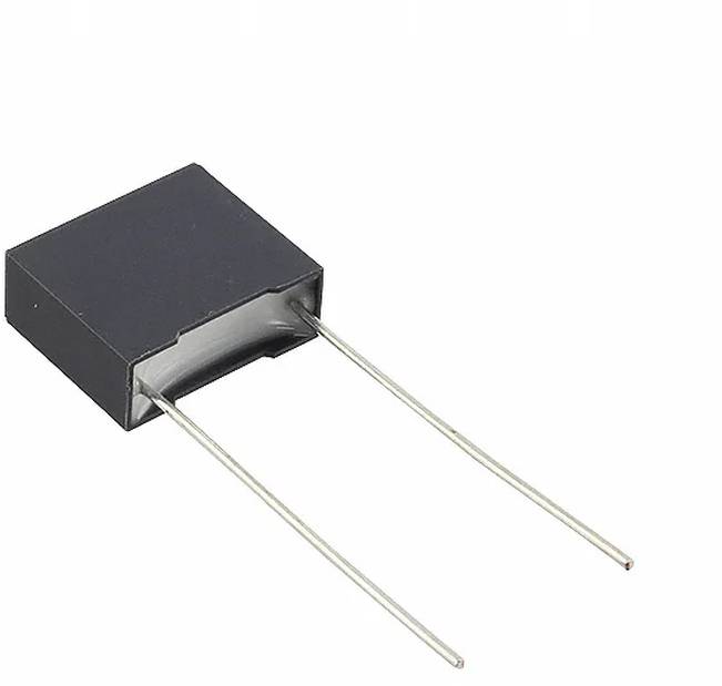 Ein schwarzer rechteckiger elektronischer Kondensator mit zwei Metalldrähten, die von einer Seite herausragen.