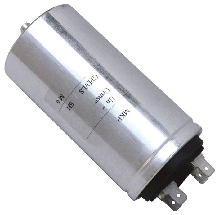 Ein silberner zylindrischer Kondensator mit elektrischen Anschlüssen und Markierungen, die Spezifikationen anzeigen: 'Un = ...', 'MKP', 'SH', 'GPD/L45'.