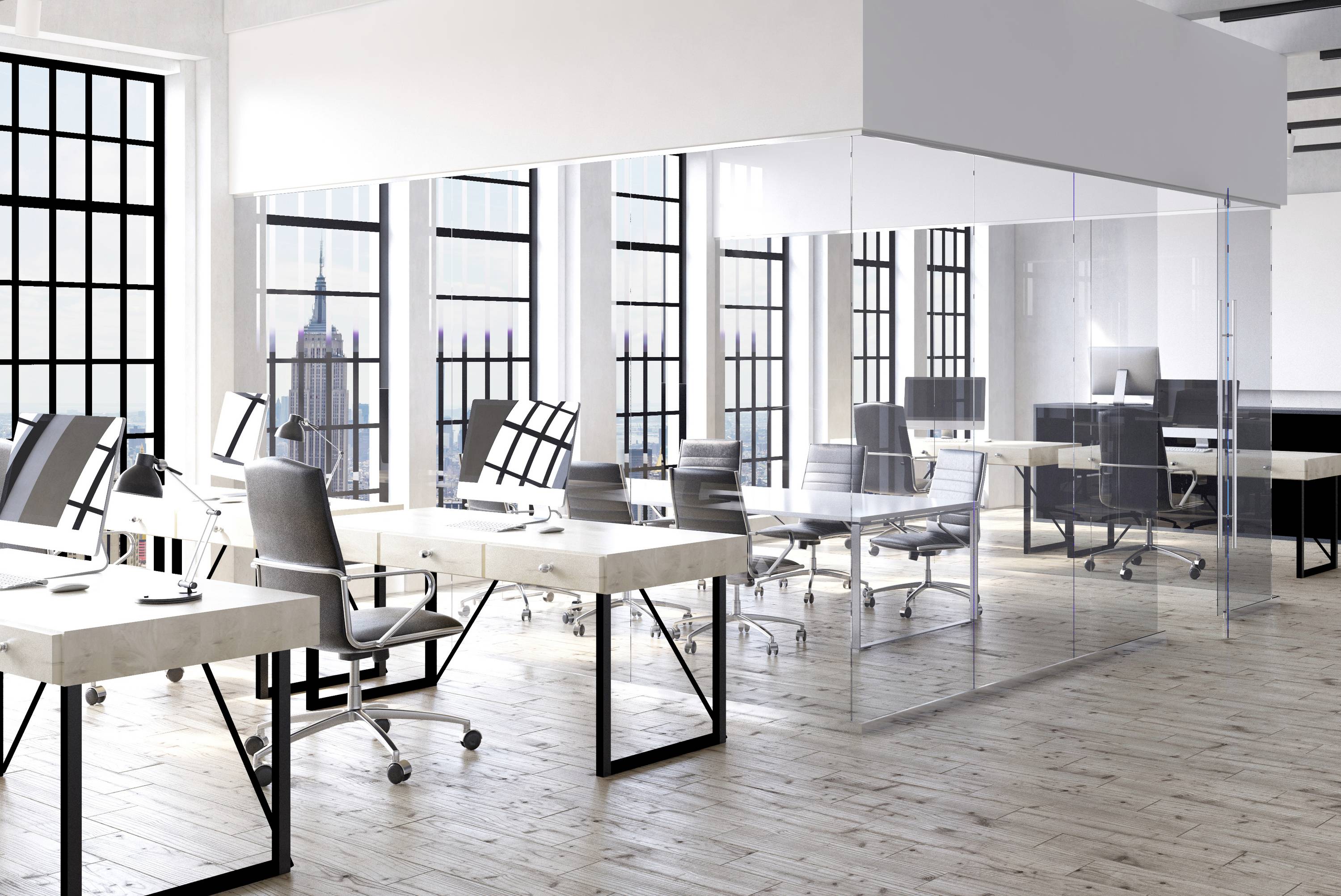 Offenes, modernes Büro mit computergestützten Schreibtischen, großen Fenstern und einem Glas-Konferenzraum. Helle, minimalistische Einrichtung.