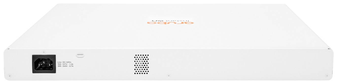 Ein weißes elektronisches Gerät mit Netzanschluss und Lüftungsgitter, auf dem das Logo 'Aruba' in Orange steht.