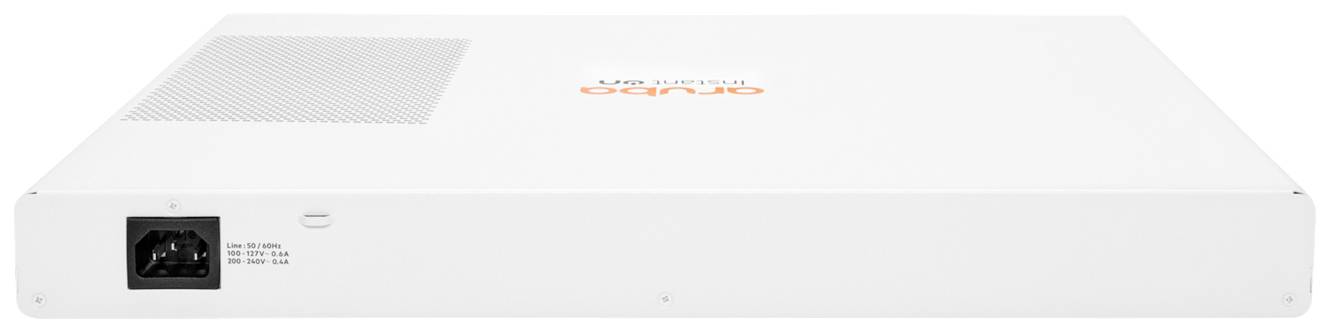 Ein weißer Netzwerkrouter mit einem orangefarbenen Logo oben, ausgestattet mit einem Netzanschluss an der Vorderseite.