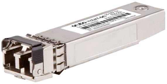 Ein SFP-Modul mit einem Metallgehäuse und einem Etikett mit technischen Spezifikationen. Es wird für Netzwerkverbindungen verwendet.