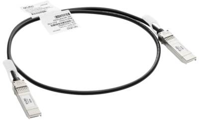 Ein schwarzes Kabel mit zwei metallischen Anschlüssen, jeweils an einem Ende. Ein Etikett ist auf dem Kabel angebracht.