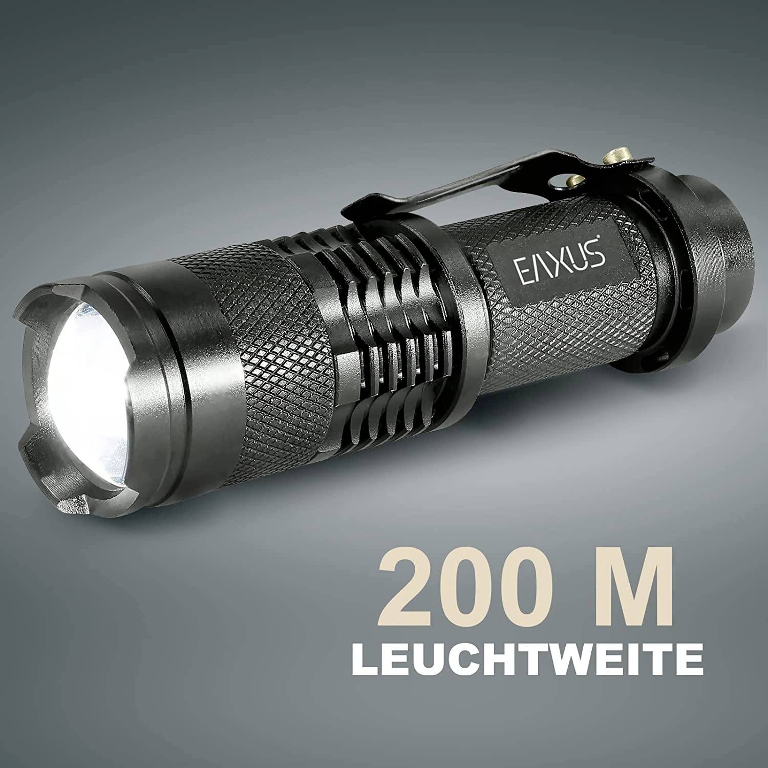 Schwarze Taschenlampe mit weißem Licht, daneben Text '200 m Leuchtweite'.
