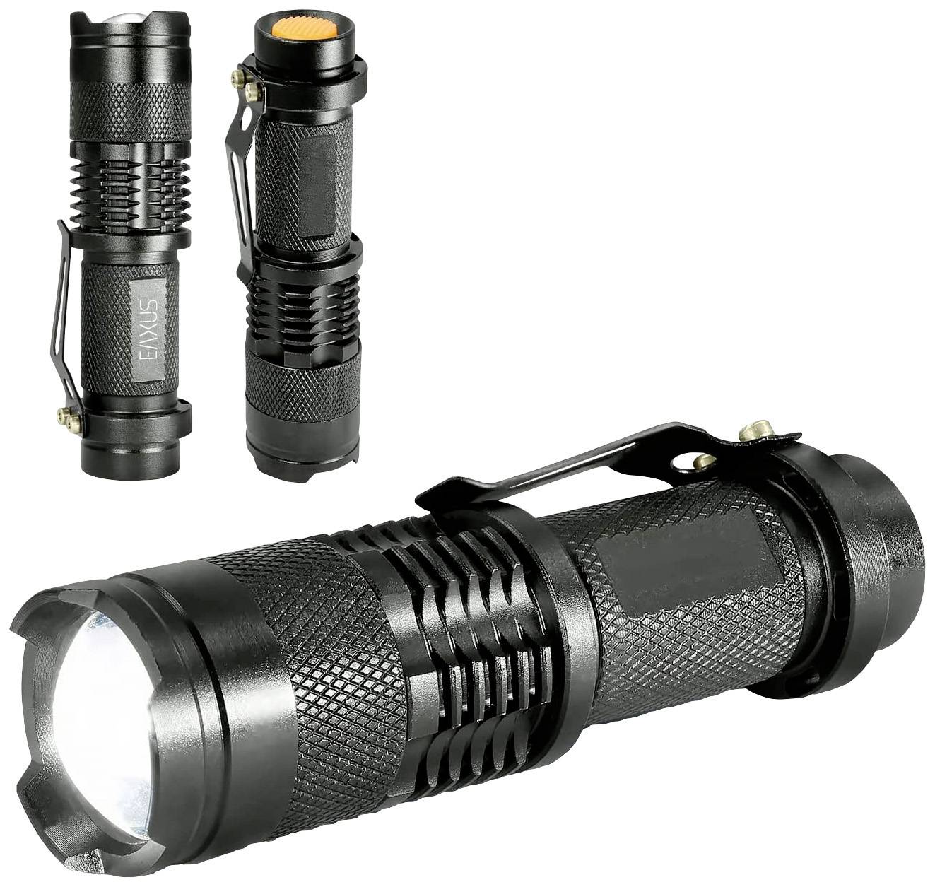 Drei schwarze Taschenlampen mit Metallbackel und Griffigkeit; eine leuchtend, zwei ausgeschaltet.