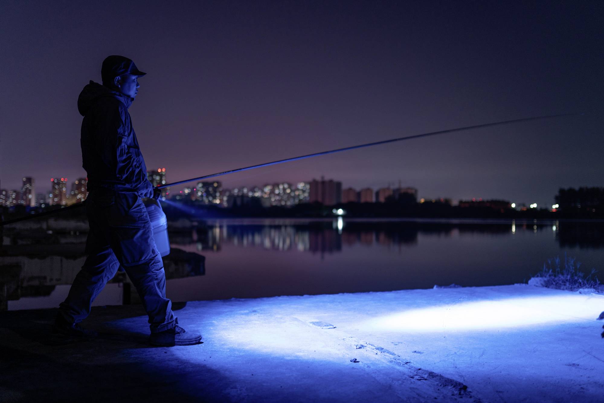 OLight Marauder Mini midnight blue LED Taschenlampe Große Reichweite akkubetrieben 7000lm 462g