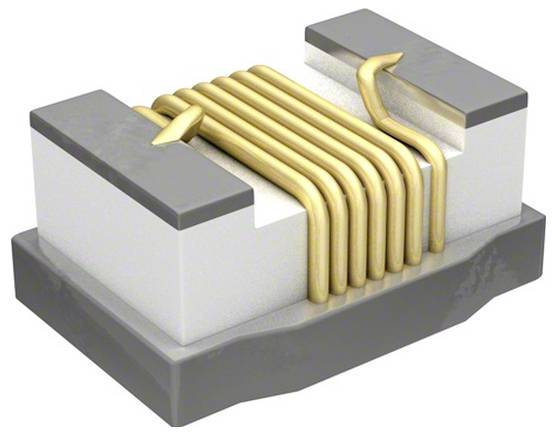 Ein kleiner, rechteckiger oberflächenmontierter Induktor mit einer Reihe von dünnen, goldfarbenen Drähten, die um einen weißen Keramikträger gewickelt sind.