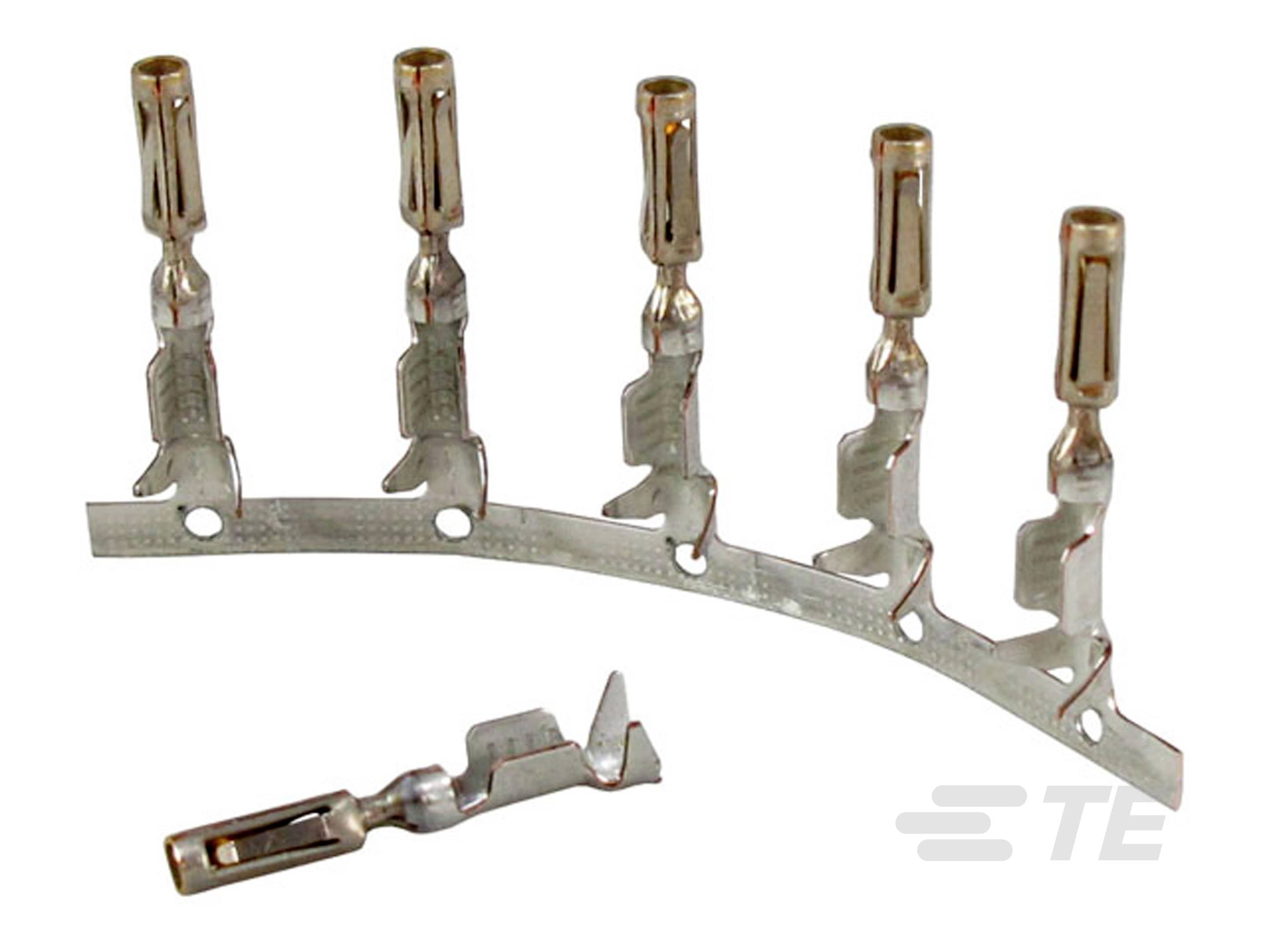 Eine Reihe von sechs Steckverbindern aus Metall, die auf einem gebogenen Träger montiert sind, mit einem einzelnen losen Stecker im Vordergrund.