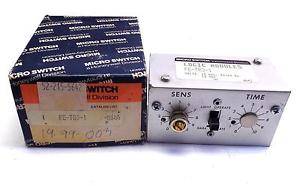Ein Metallgehäuse mit Drehreglern und einem Schalter neben einer Micro Switch-Verpackung, möglicherweise ein elektrisches Steuergerät.