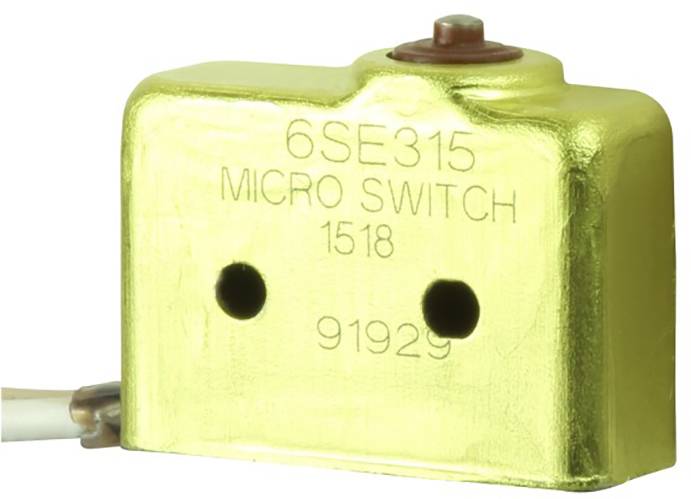 Ein goldfarbener Mikroschalter mit der Aufschrift '6SE315 MICRO SWITCH 1518 91929', zwei Bohrlöchern und einem roten Knopf oben.