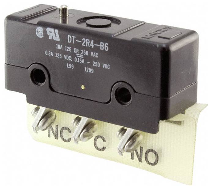 Ein schwarzer DT-2R4-B6-Mikroschalter mit drei beschrifteten Anschlüssen: „NC