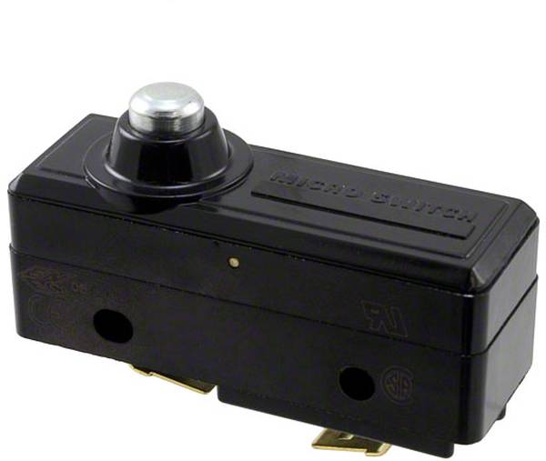 Schwarzer vierpoliger Elektrostecker mit Schutzgehäuse, aus einem Winkel betrachtet.