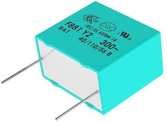 Ein grüner rechteckiger Kondensator mit zwei Metalldrähten. Er ist mit 'F881 Y2 300V' gekennzeichnet und eignet sich für die Spannungsregelung in elektronischen Schaltungen.