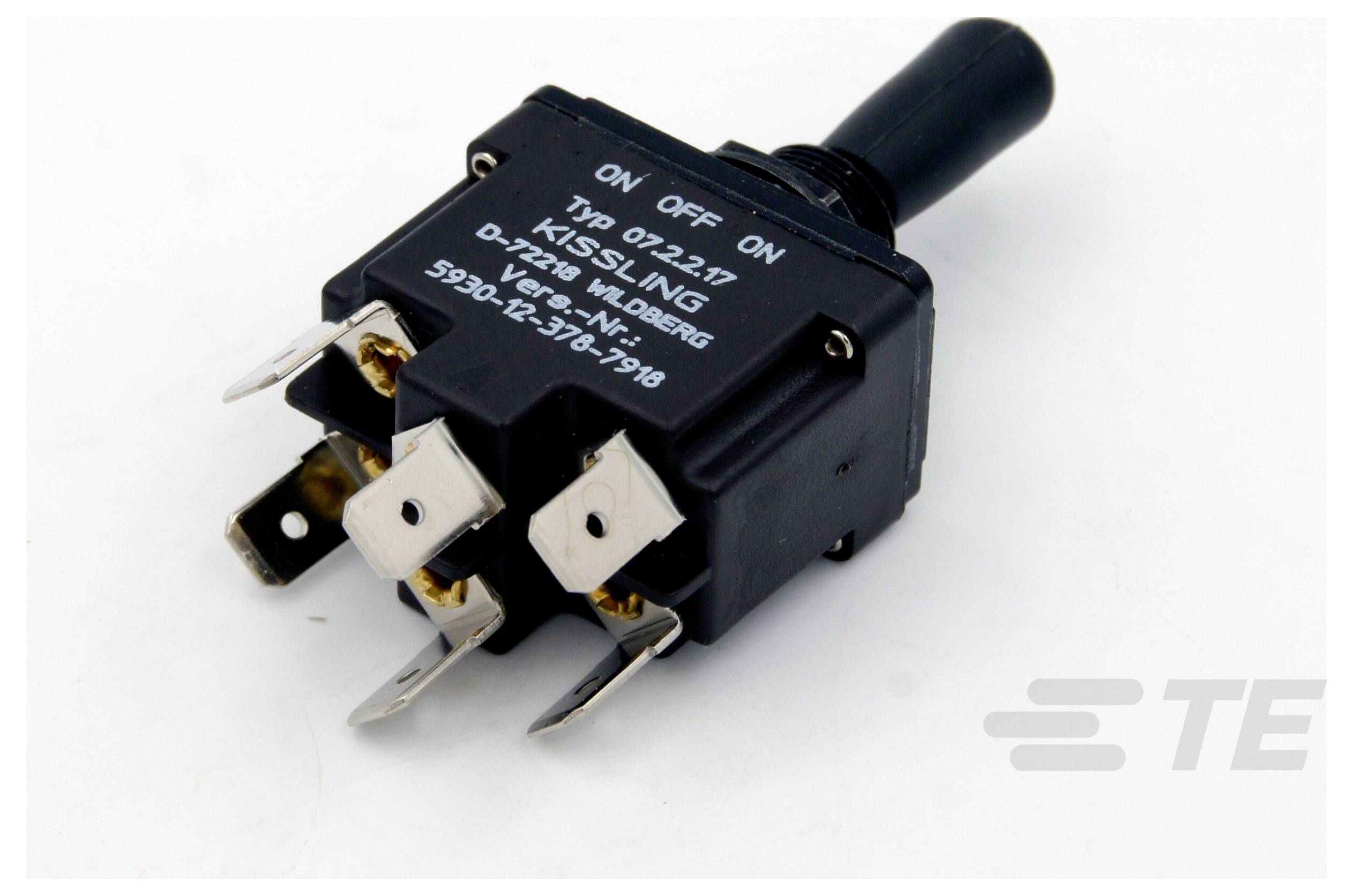 Ein schwarzer Kippschalter mit Metallklemmen und der Beschriftung „EIN AUS EIN