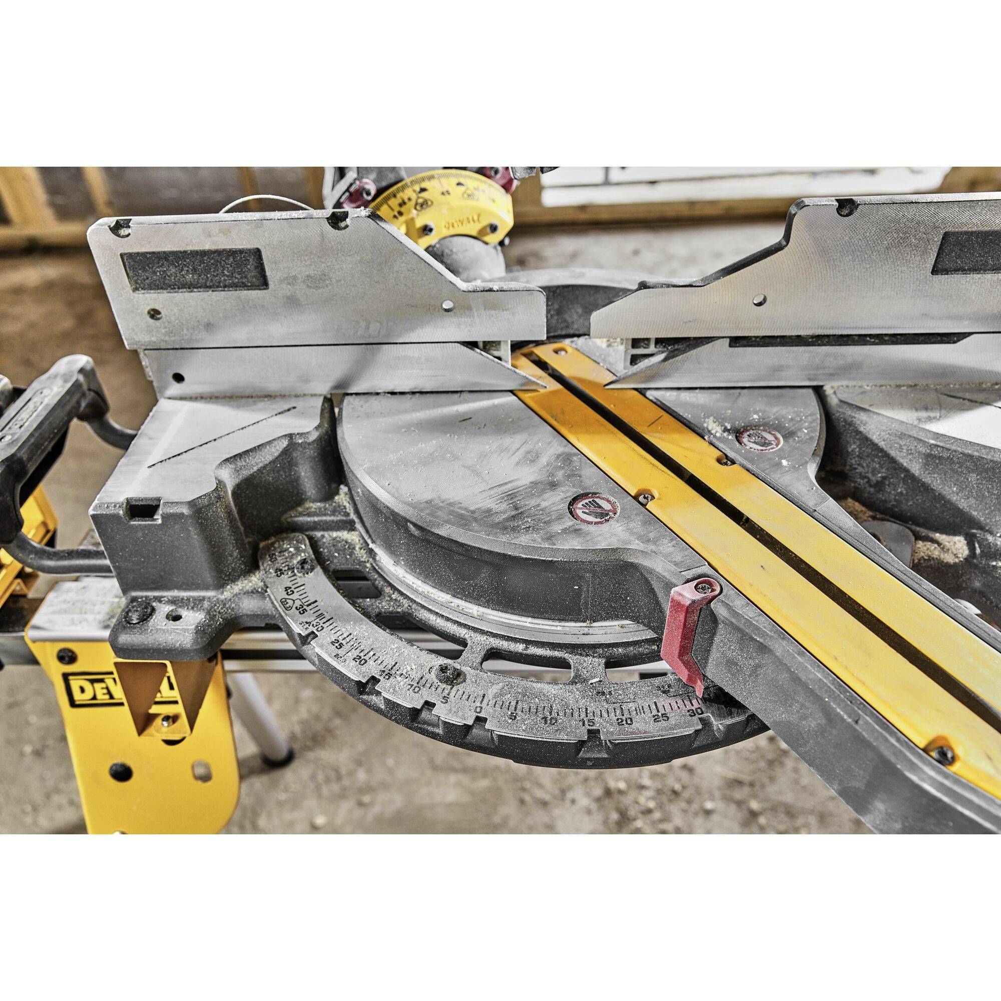 DEWALT Akku-Paneelsäge bürstenlos, ohne Akku 305mm 30mm