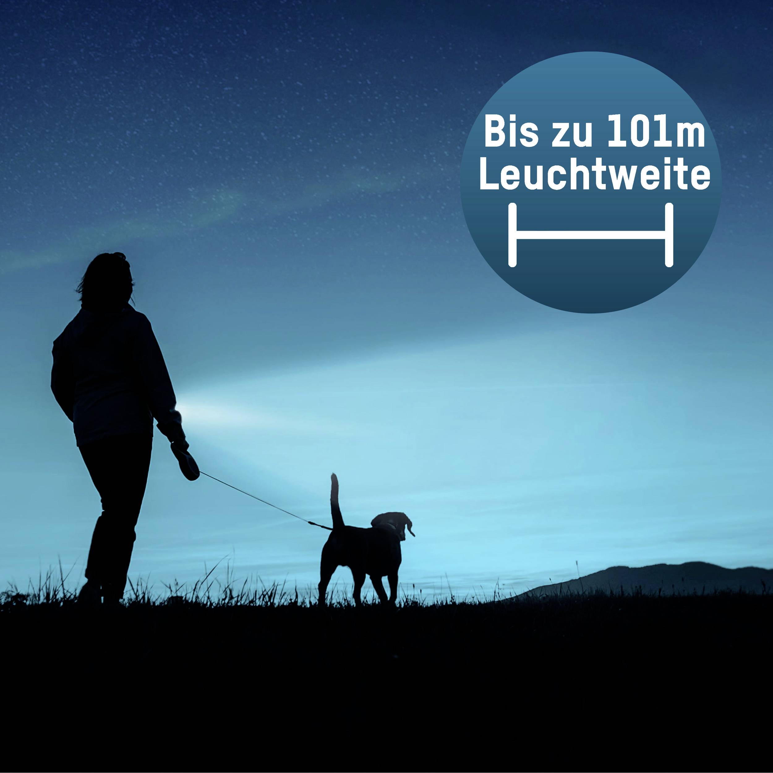 Eine Person benutzt eine Taschenlampe im Freien, mit dem Text 'Bis zu 101m Leuchtweite' in der rechten oberen Ecke.