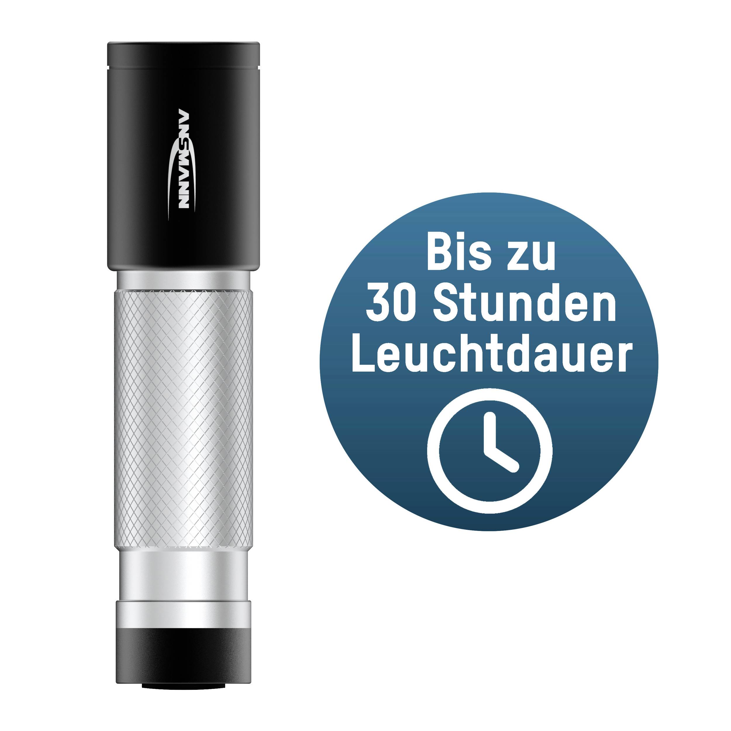 Taschenlampe mit silbernem Griff und schwarzem Kopf. Text auf der rechten Seite: 'Bis zu 30 Stunden Leuchtdauer' mit Uhr-Symbol.