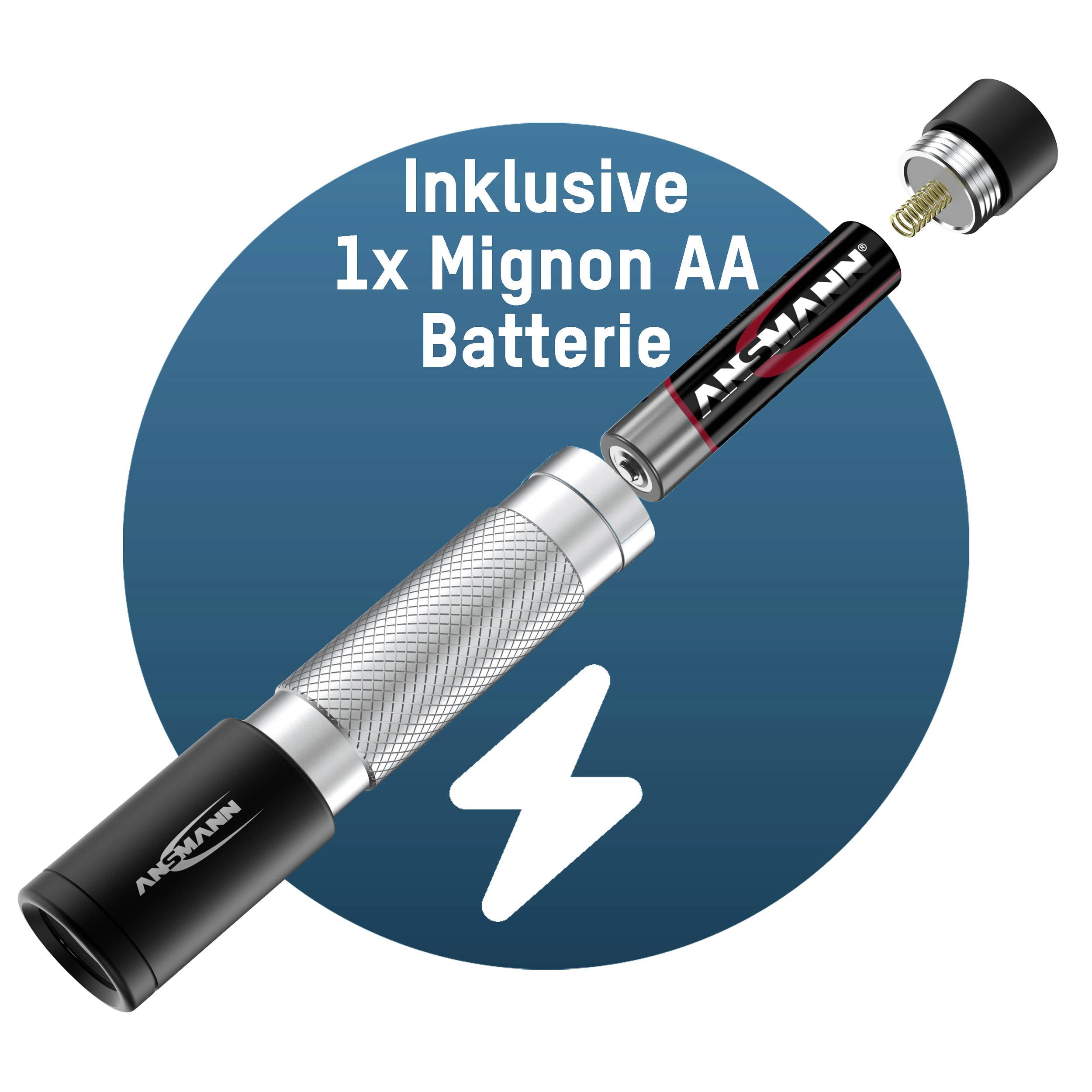 Taschenlampe mit enthaltener Mignon AA Batterie, teilweise herausgezogen. Hintergrund zeigt eine weiße Blitz-Symbol auf blauem Kreis.