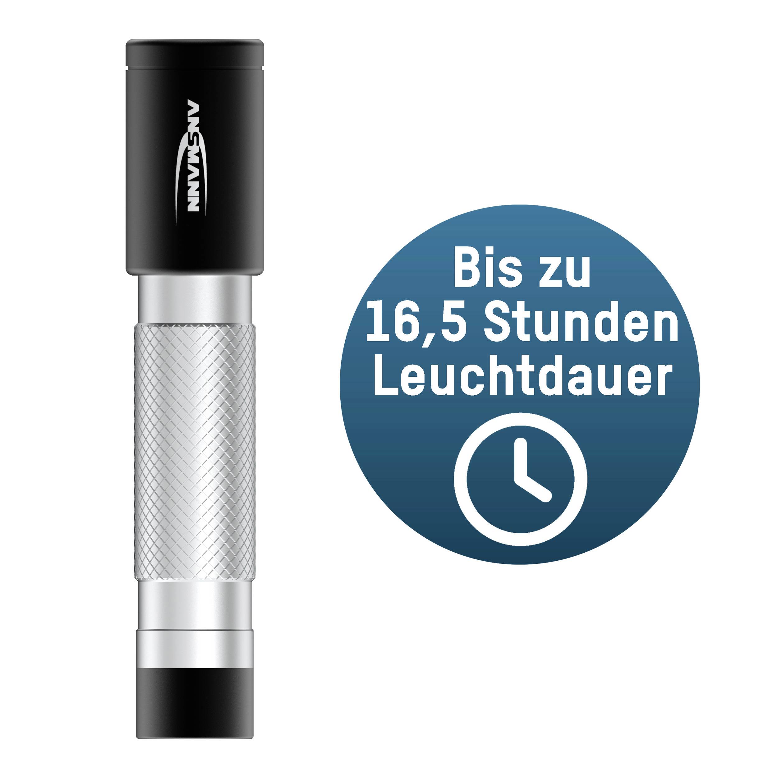 Taschenlampe mit silbernem Griff und schwarzem Kopf. Blauer Kreis daneben mit Text: Bis zu 16,5 Stunden Leuchtdauer.