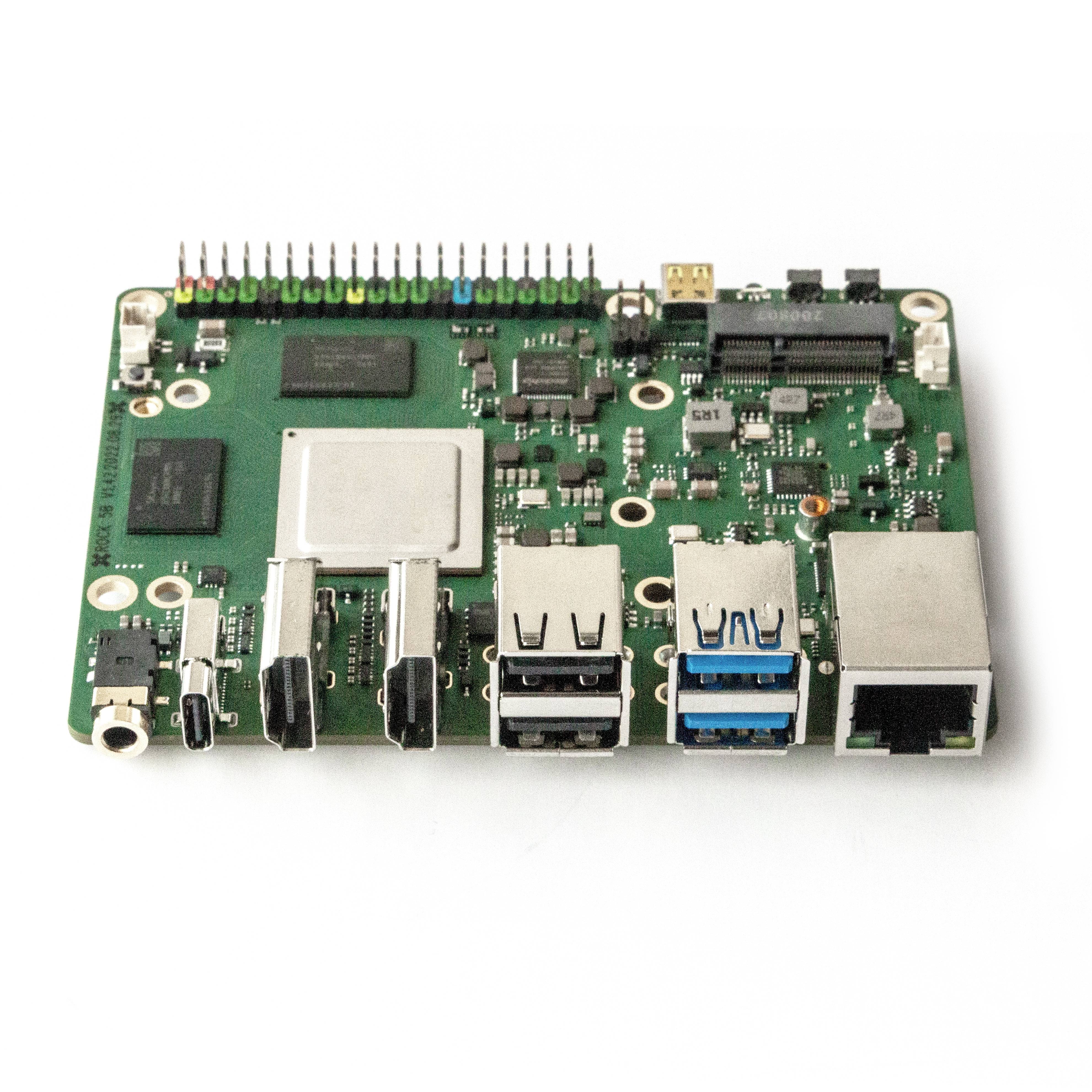 Eine grüne Leiterplatte eines Computers mit verschiedenen Anschlüssen, darunter USB- und Ethernet-Ports. Geeignet für Elektronikprojekte.