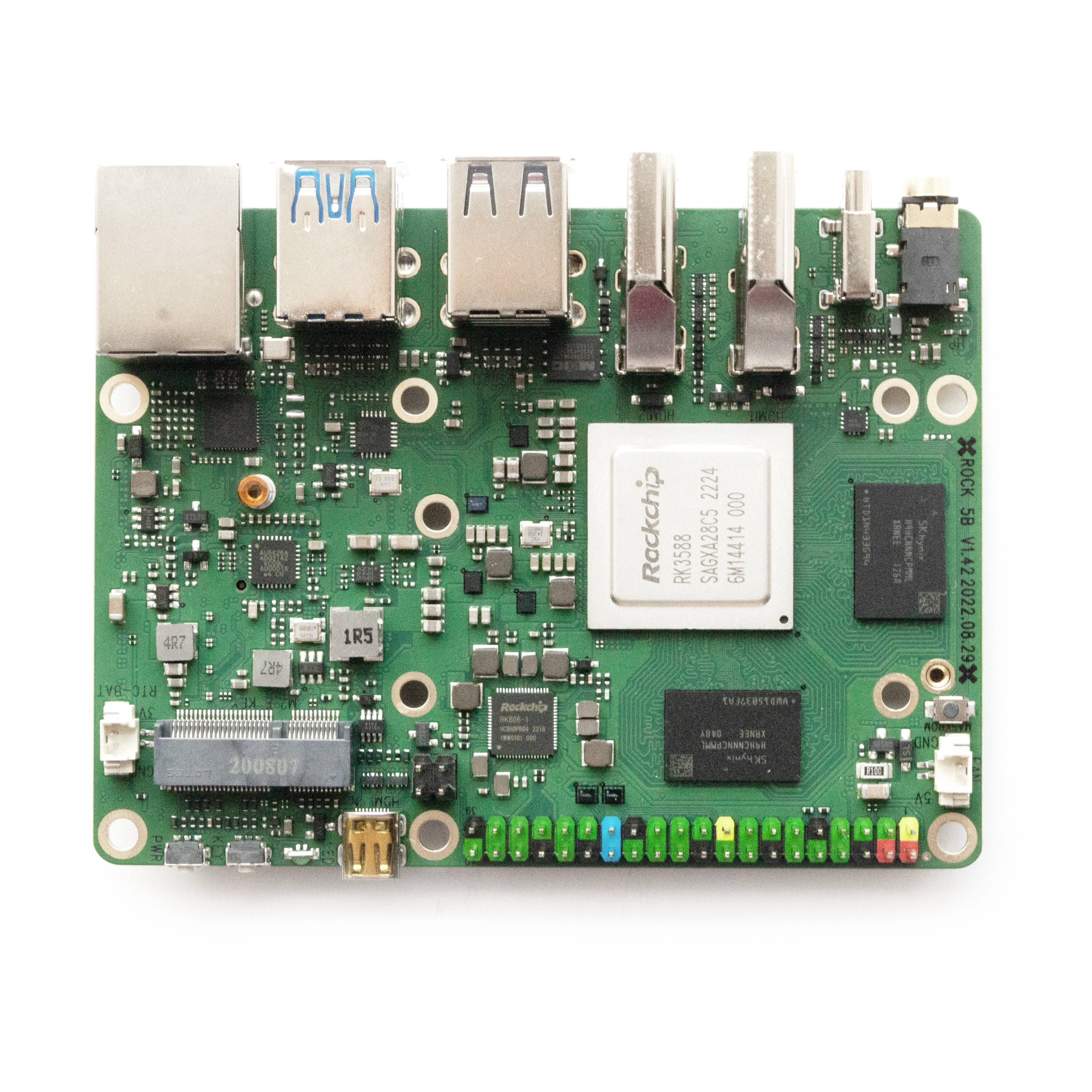 Eine grüne Leiterplatte mit USB-Anschlüssen, Ethernet-Buchse und verschiedenen elektronischen Bauteilen, wahrscheinlich ein Minicomputer.