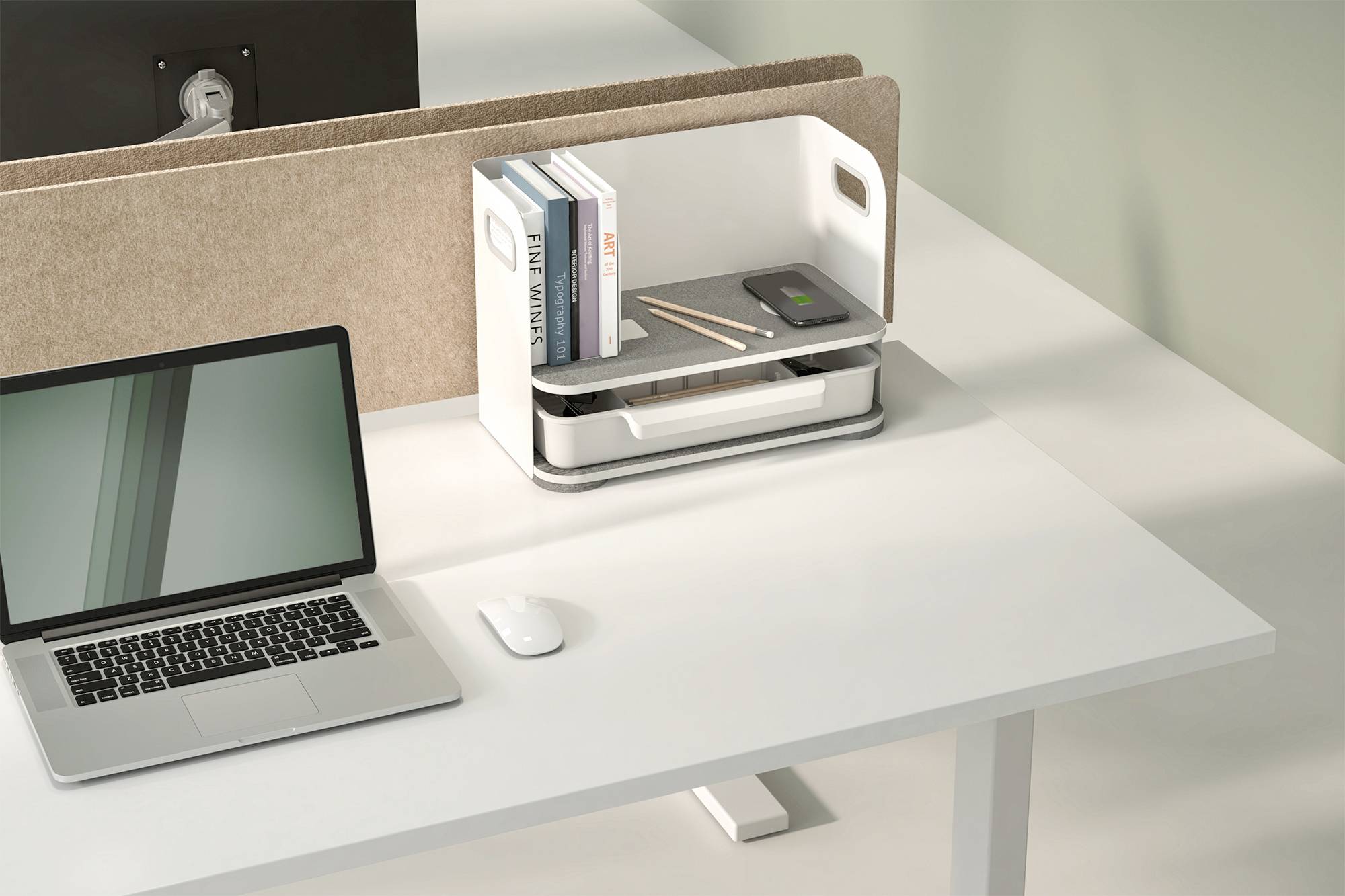 Ein Schreibtisch mit einem Laptop, einer Maus und einem Organizer mit Stift und Büchern. Im Hintergrund eine Trennwand.