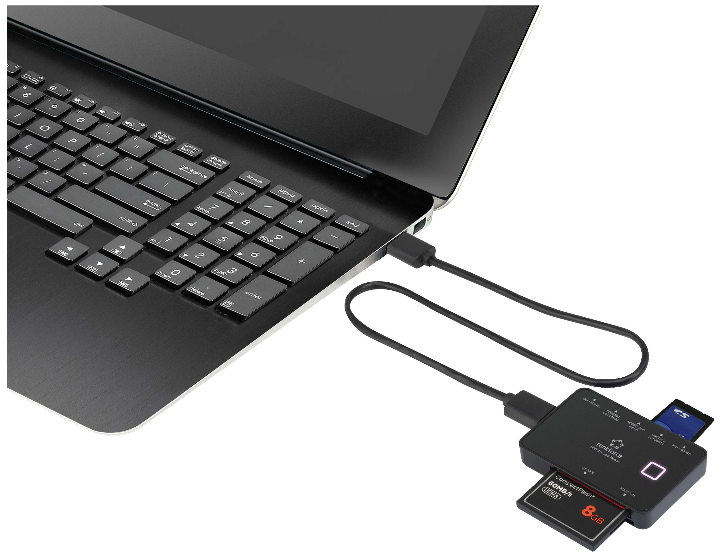 Ein Laptop ist mit einem externen Kartenleser verbunden. Der Leser zeigt zwei eingesteckte Speicherkarten.