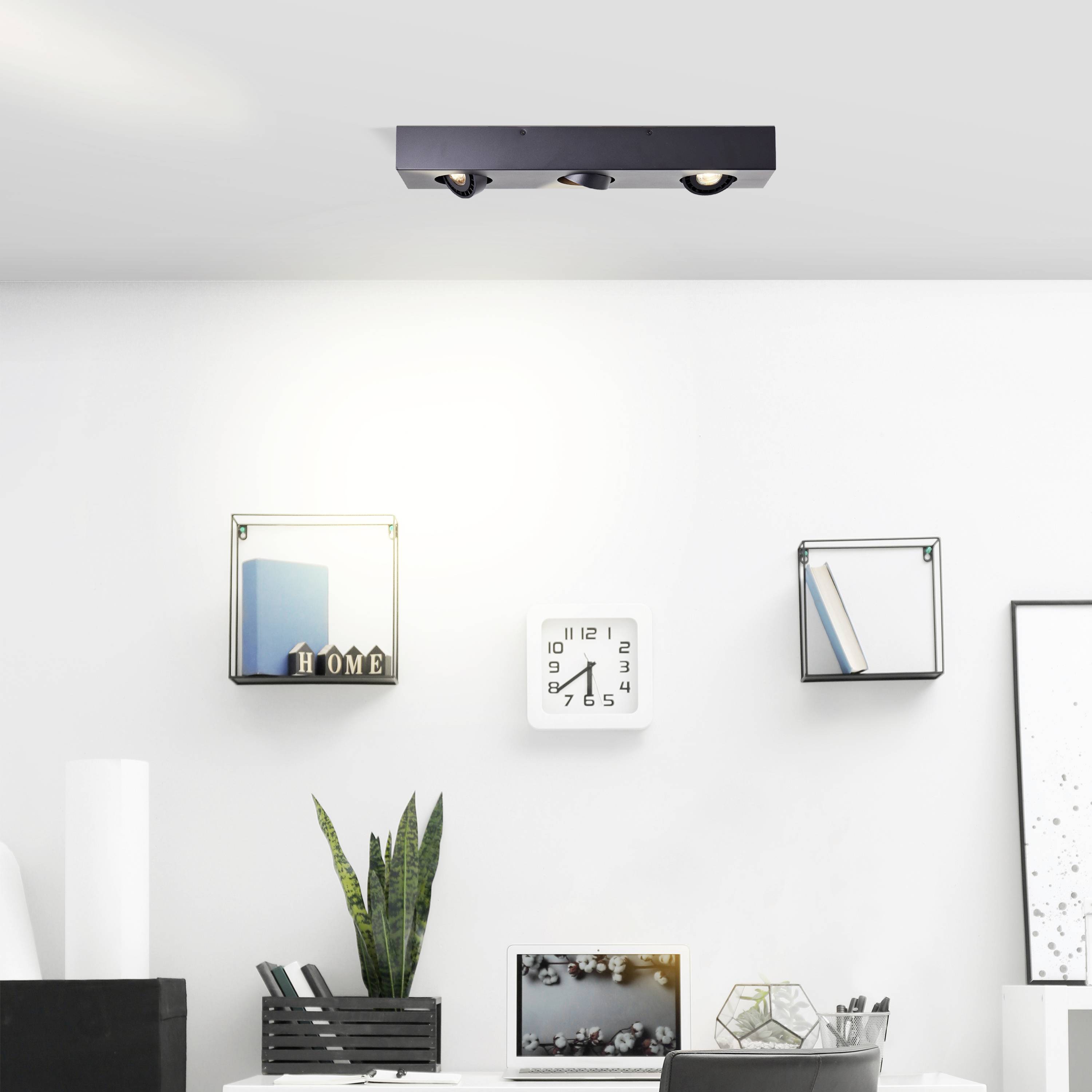 Ein modernes Wohnzimmer mit einem minimalistischen Stil. An der Wand sind zwei Bücher in schwebenden Regalen und eine Uhr zu sehen.