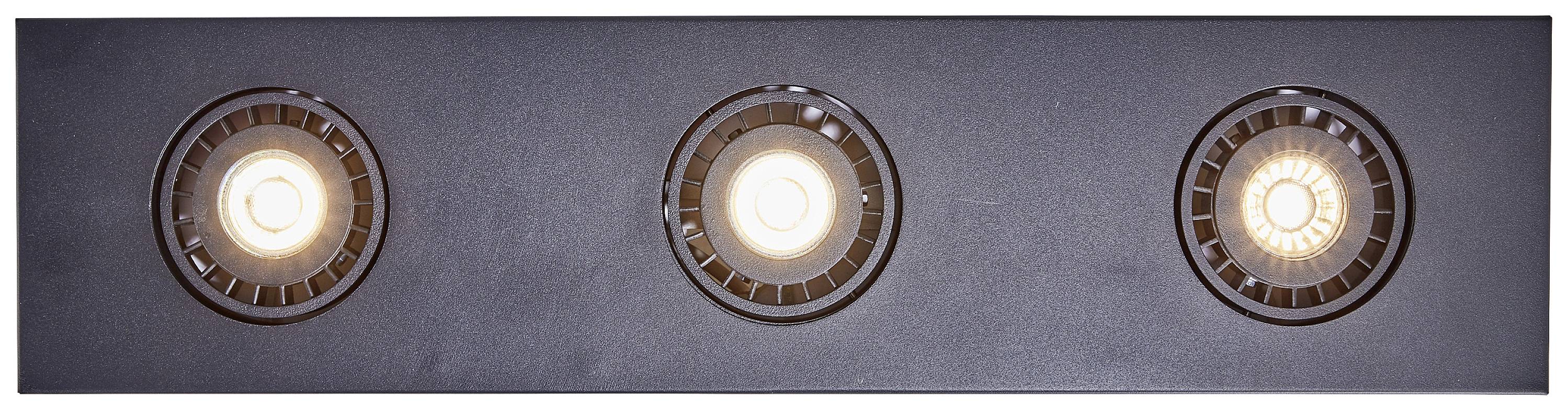 Drei runde, eingebaute Deckenleuchten leuchten in einem gleichmäßigen Muster auf einer dunklen Oberfläche.