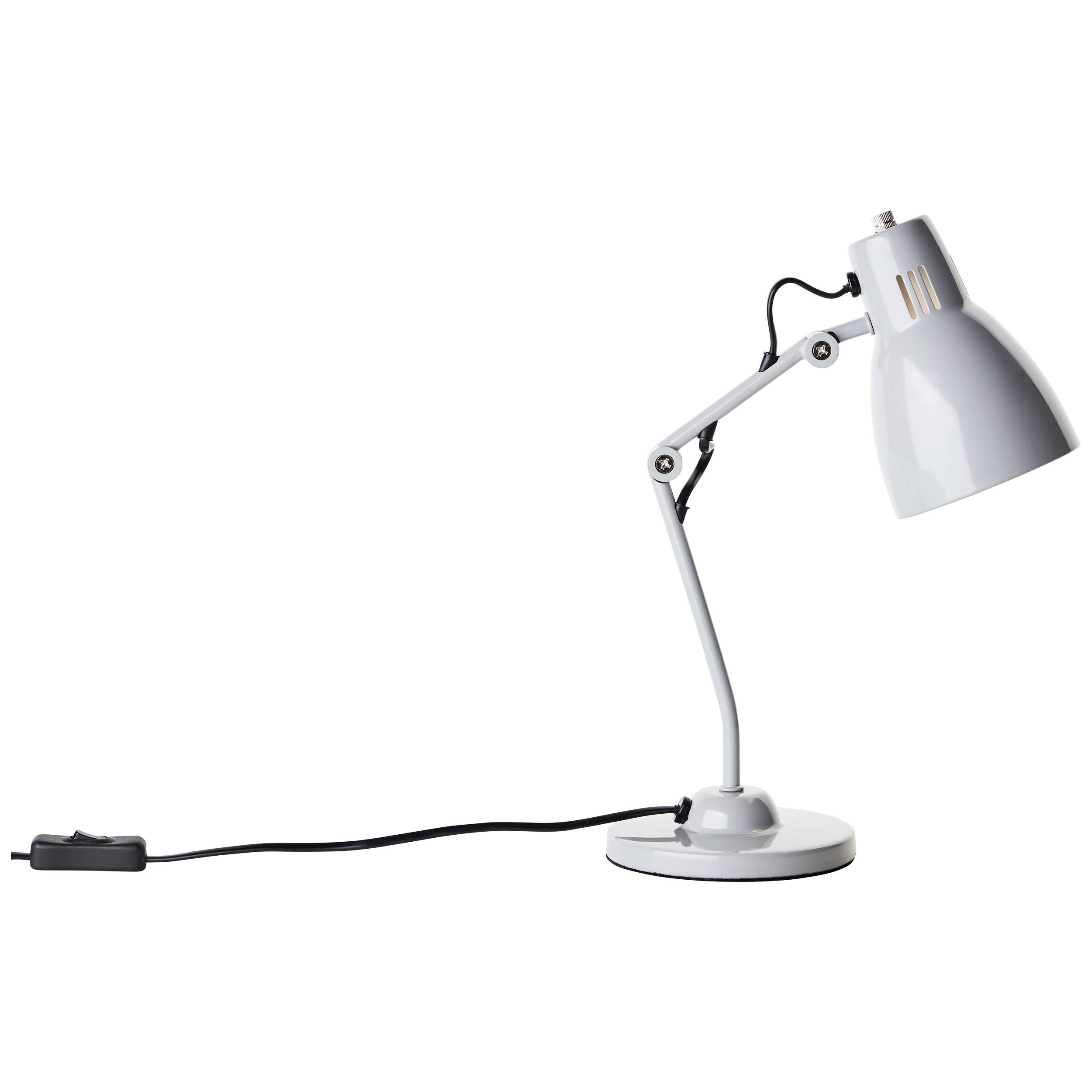 Eine graue Tischlampe mit verstellbarem Arm und rundem Sockel steht seitlich; der Stromkabel und Schalter sind sichtbar.