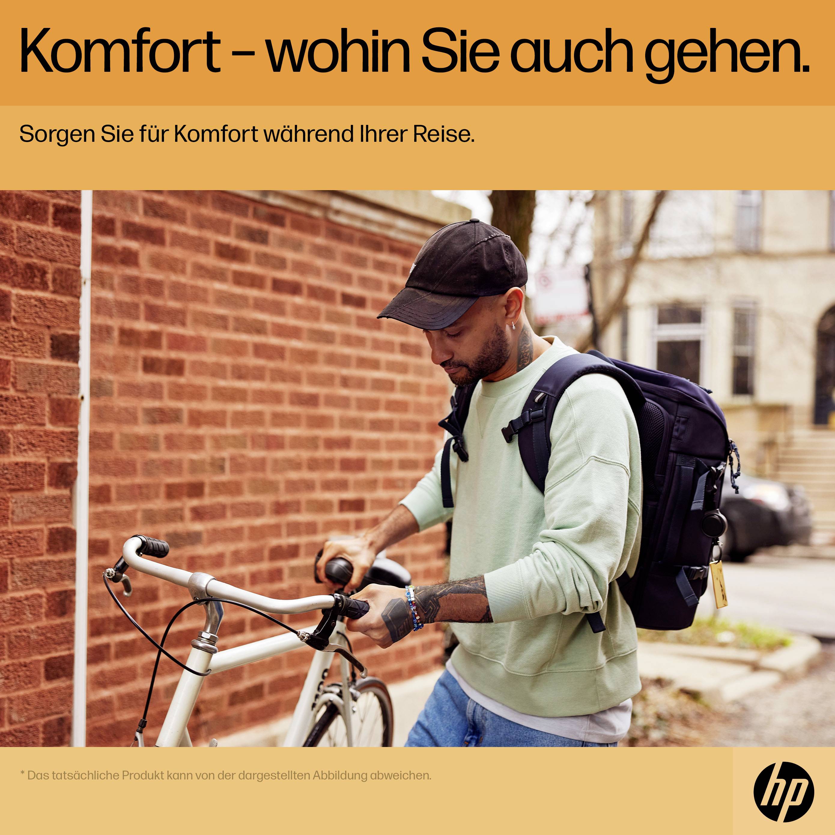 Ein Mann schiebt ein Fahrrad eine Straße entlang. Er trägt einen Rucksack. Text oben: 'Komfort – wohin Sie auch gehen.'
