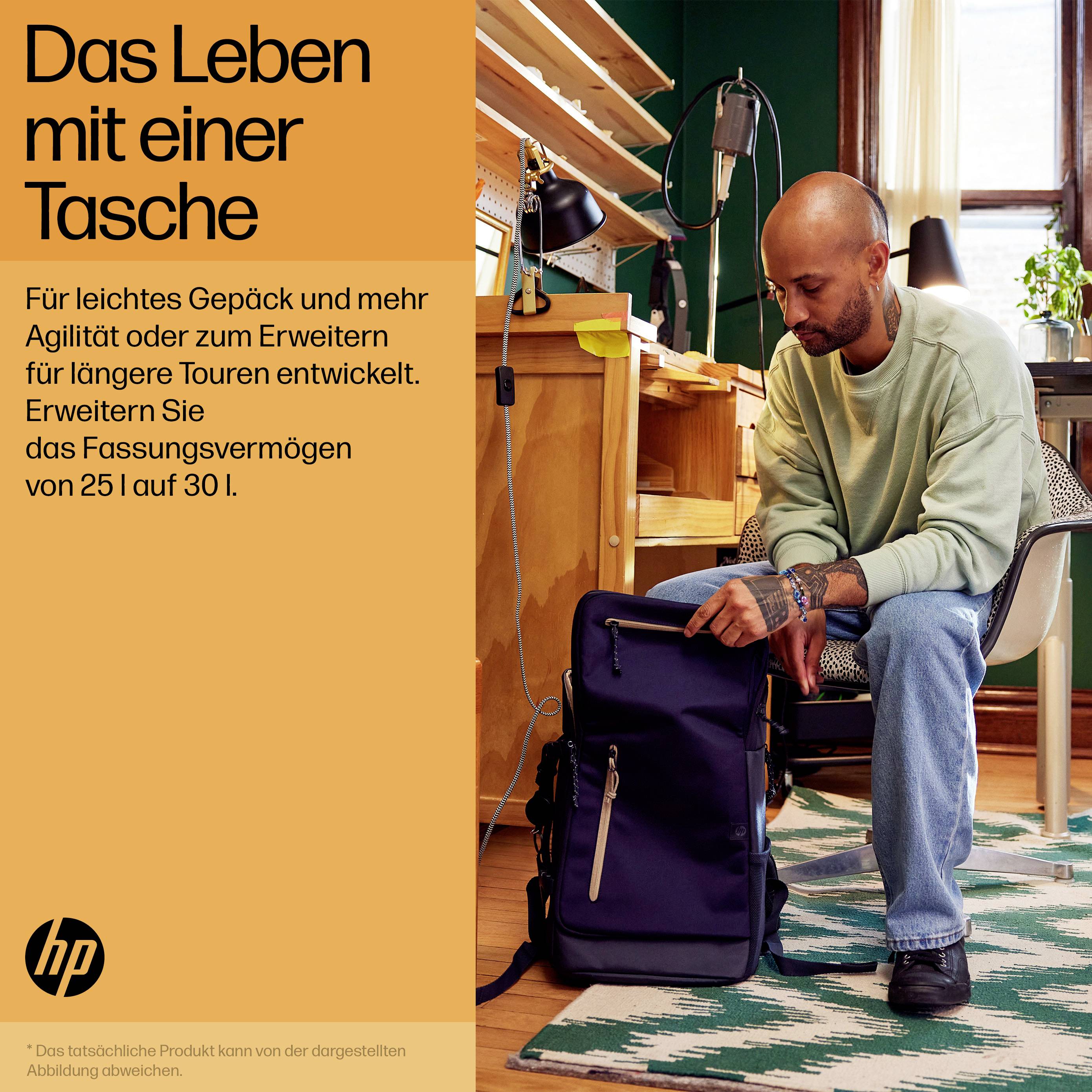 Ein Mann sitzt auf einem Sofa und packt einen Rucksack. Text: 'Das Leben mit einer Tasche', Details über erweitertes Fassungsvermögen.