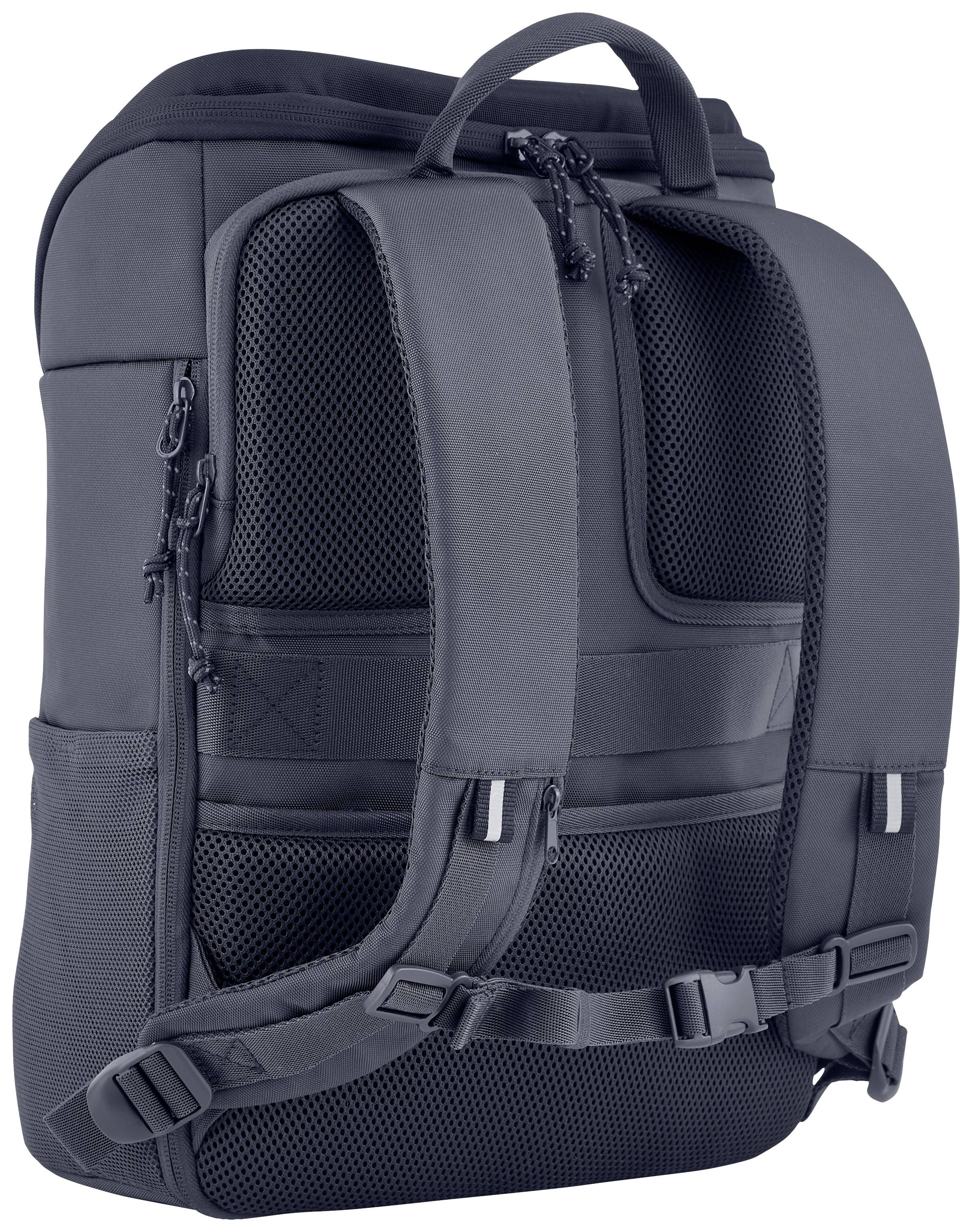 Ein schwarzer Rucksack mit gepolsterten Rückengurten, mehreren Reißverschlüssen und Netzeinsätzen für Belüftung und Komfort.