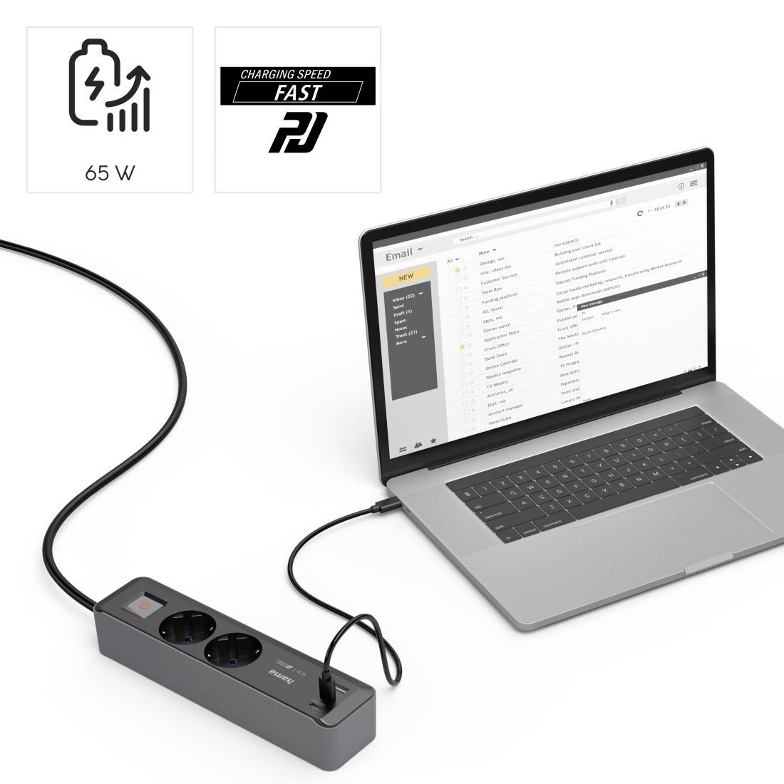 Ein Laptop mit einer geöffneten E-Mail-Ansicht ist an eine Steckdosenleiste angeschlossen, die mit '65 W' und 'Schnelles Laden' beschriftet ist.