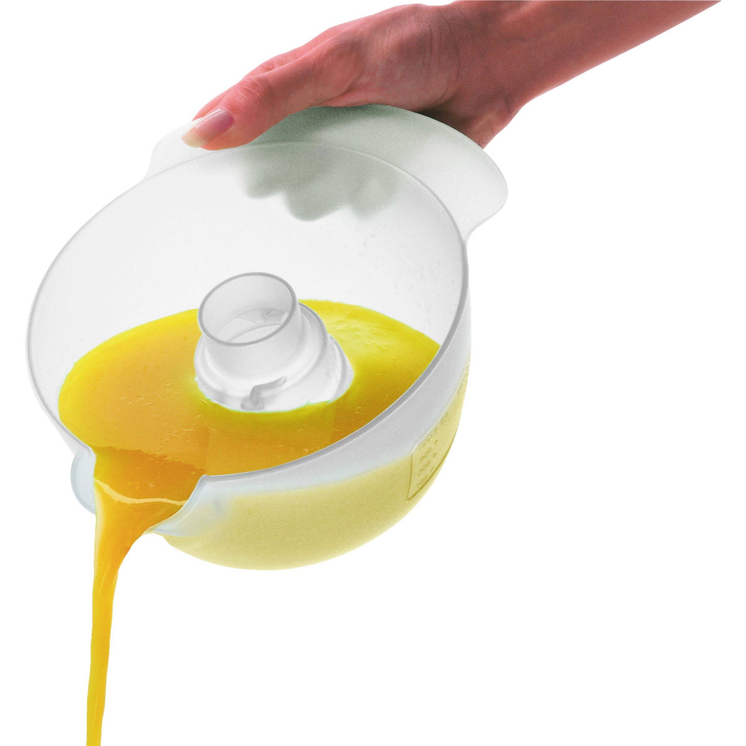 Eine Hand hält eine transparente Saftpresse, aus der frisch gepresster Orangensaft in einen Behälter fließt.