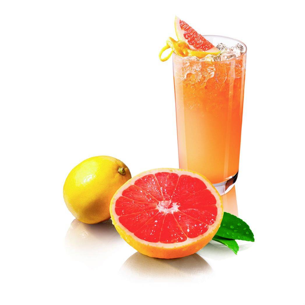 Ein Glas mit Grapefruitsaft und Eis, dekoriert mit einer Orangen- und Grapefruit-Scheibe. Daneben eine halbe Grapefruit und eine Zitrone.